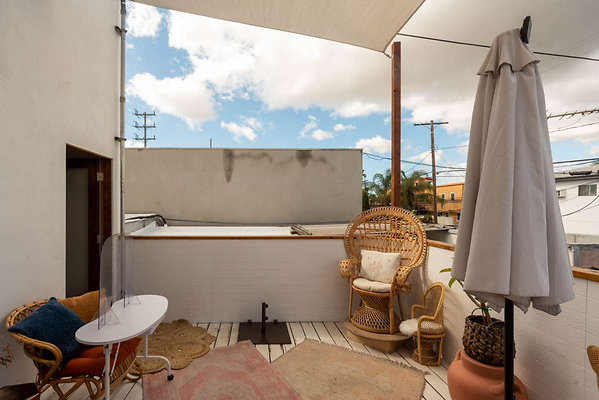 13048 balcony 6