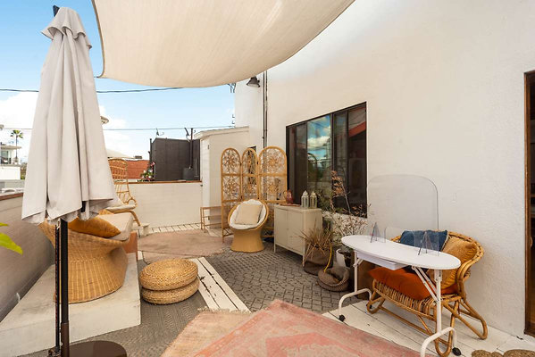 13048 balcony 7