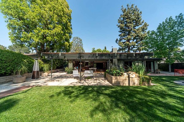 CAST GranadaHills 14061-Available