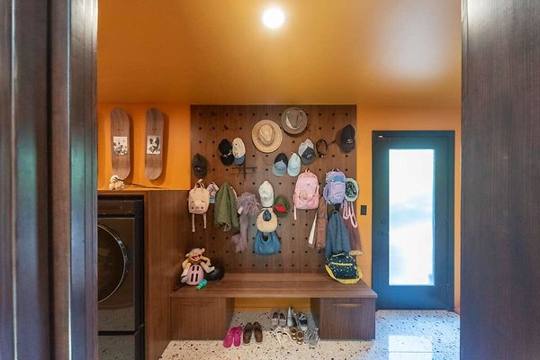 14061 mudroom 1
